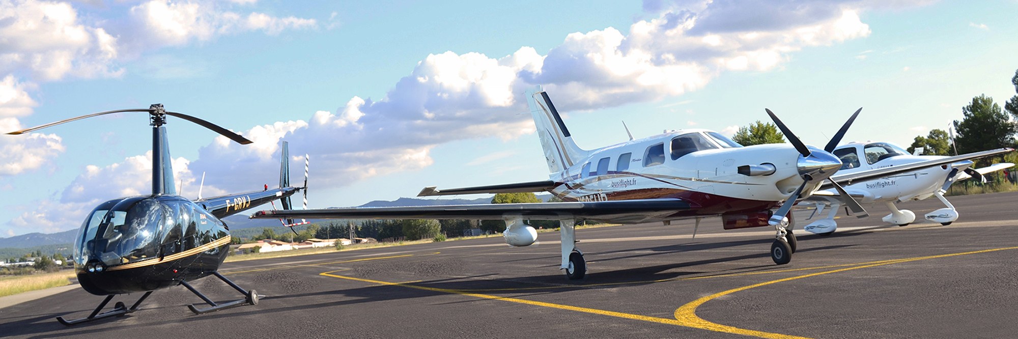 Robinson R44, Piper Meridian et Cirrus SR22 de Busiflight sur le tarmac d'Aix-les-Milles